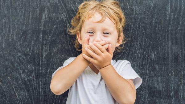 De ce înjurăturile îi fascinează pe copii? Motivul pare să fie mai complex decât ne-am aștepta! Ce atitudine ar trebui să aibă părinții?