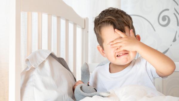 Dovedite științific! Cele 4 trucuri ale unui celebru neuropsiholog pentru a trezi copiii dimineața fără dramă
