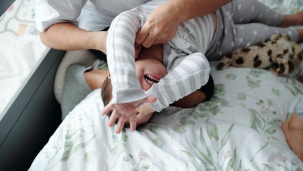 Copii care sparg totul și își lovesc părinții: iată 5 motive care declanșează agresivitatea