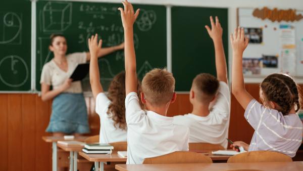„Premianții” din copilărie ajung „în băncile din spate” în viață. Acești copii ajung să aibă un succes remarcabil, arată o cercetare 