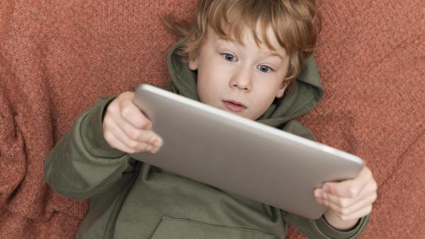 Academia Americană de Pediatrie, noi recomandări cu privire la timpul petrecut de copii în fața ecranelor