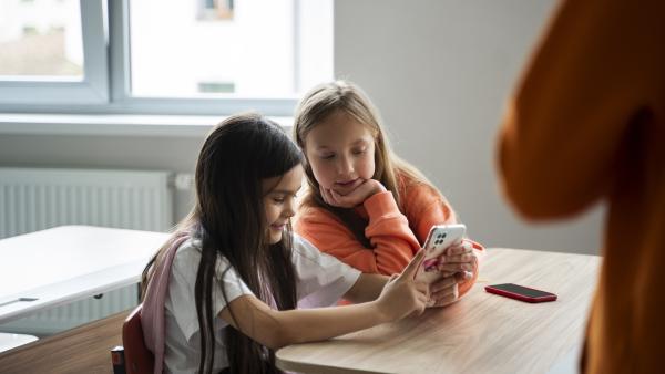 Școlile din Anglia, îndemnate să nu permită deloc folosirea telefoanelor de către elevi