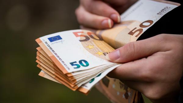 Un angajat a primit din greșeală echivalentul a 330 de salarii, a dispărut după trei zile, iar instanța a decis că poate păstra suma