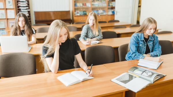 „Trasee individuale curriculare asumate de copil”: Elevii care vor intra în clasa a IX-a vor învăța după noi planuri