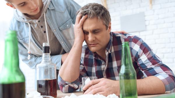 Adolescenții cu părinți dependenți. Radu Leca: „Uneori copilul poartă casa în spate ca pe o povară nevăzută”