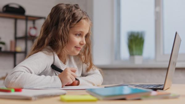 Elevii care învață să folosească inteligența artificială și evită această greșeală vor deveni adulți inteligenți, spune un expert