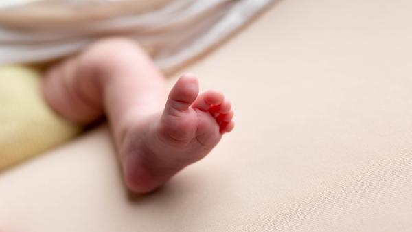 Salvaţi Copiii România avertizează asupra creşterii mortalităţii infantile şi lipsei de aparatură medicală în maternităţi