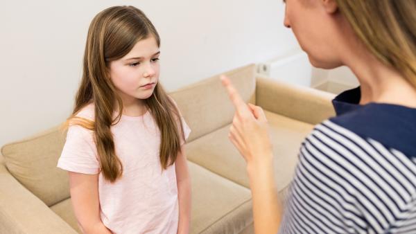 „Dacă nu îți știe de frică, nu te respectă”. Ce spune Urania Cremene despre această metodă de parenting