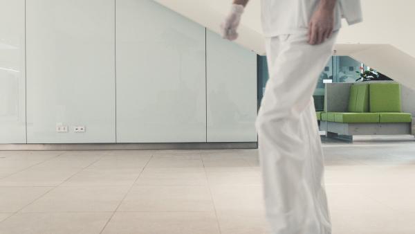 „O să se rezolve problemele dacă obligăm medicii să stea în România? nu”. Ce spune o studentă după declarația lui Ilie Bolojan