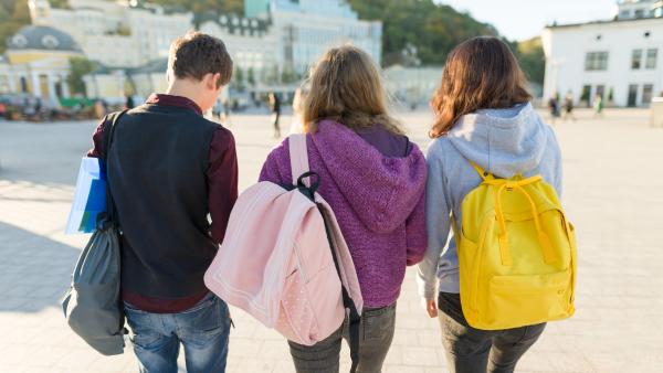 Când prietenii devin mai importanți decât familia, e normal? Explicațiile lui Radu Leca pentru părinții posesivi și sensibili