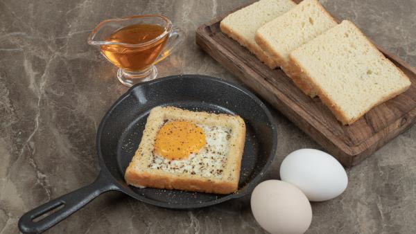 O tânără a economisit peste 90.000 de dolari mâncând doar pâine și ouă