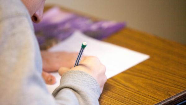 Azi începe simularea la Evaluarea Națională. Elevii susțin proba la Limba și Literatura Română