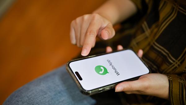 Părinții vor putea controla conturile WhatsApp ale copiilor