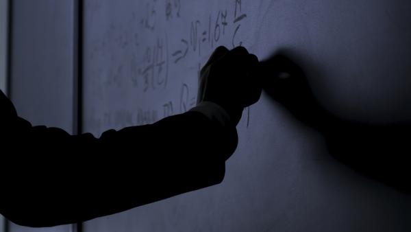 Profesor de matematică, suspectat că folosește ChatGPT la ore