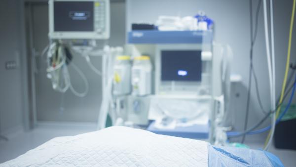 O fetiță de 10 ani a murit, după ce durerile de cap au fost puse pe seama statului pe iPad