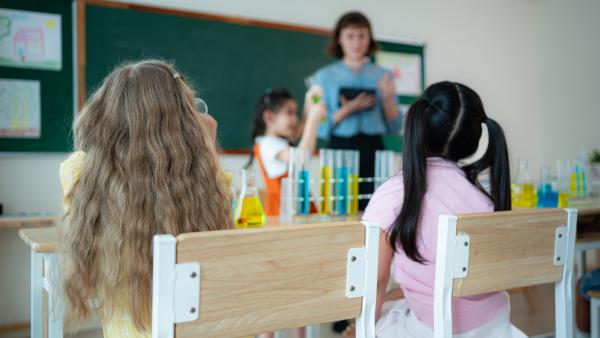 Profesoară anchetată, după ce a tăiat părul a două eleve în timpul orei