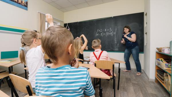 Alocația copiilor ar putea scădea la 100 de lei. Parlamentarii UDMR propun o bursă de prezență pentru elevii care merg la școală