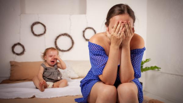 „Și eu am nevoie de o mamă”: Adevărul crud despre depresia postpartum, epuizarea mamelor și presiunea societății