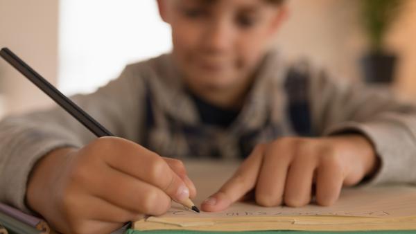 Învățătoare reținută după ce ar fi bătut un elev de 10 ani. Copilul ar fi rupt rezultatele de la Evaluarea Națională