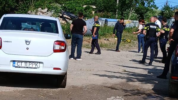 Tragedie în curtea unei foste unități militare: Un copil de 9 ani a murit după ce a fost prins sub un capac de canalizare