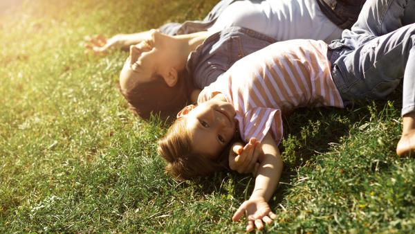 Metoda „orelor de gardă”, folosită tot mai des de părinți pentru a se odihni în weekend