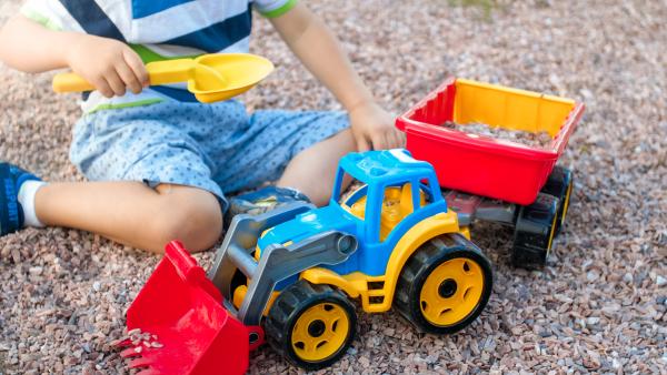 Sărăcia modelează creierul copiilor mai mult decât stilul de parenting sau IQ-ul, arată un studiu