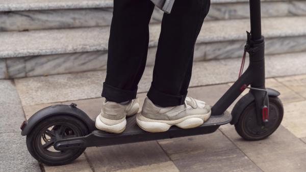 Copil de 12 ani rănit după ce s-a izbit cu trotineta electrică de un autoturism, în Sibiu