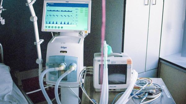 O minoră de 12 ani, lovită pe trotuar de o mașină, a murit la spital