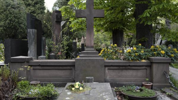 Un copil de 12 ani s-a stins din viață, după ce o cruce de peste 100 de kilograme s-a prăbușit peste el, într-un cimitir din Cluj