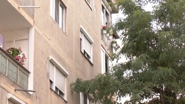 Fetiță de doi ani, în stare gravă după ce a căzut de la etaj. Vecinii spun că au auzit-o plângând minute în șir, iar părinții dormeau
