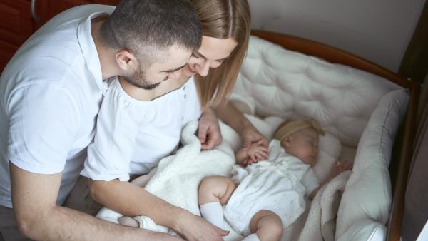 Verifici de mai multe ori dacă bebelușul tău respiră? Psihologia explică de ce se întâmplă acest lucru