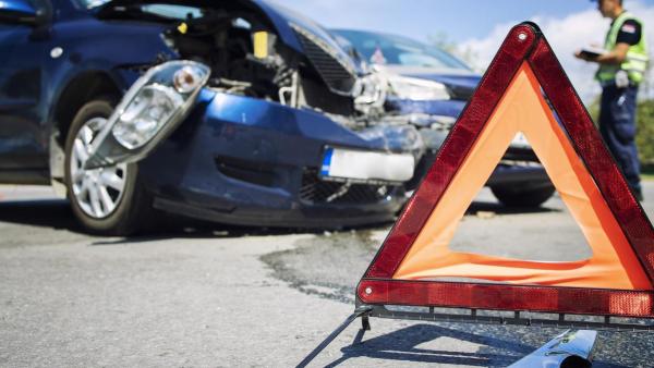 Un tânăr a provocat un accident, iar apoi a fugit și a abandonat un rănit