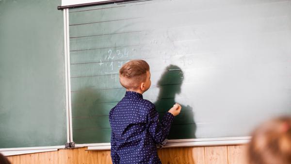 Studiu: Inteligența Artificială poate identifica, cu o precizie de 85%, care copii vor avea probleme la școală
