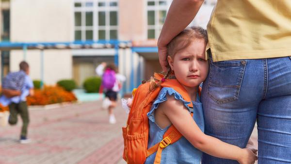 Fobia școlară silențioasă: Semnele care arată că durerile de burtă sau de cap ale copilului tău nu sunt inventate