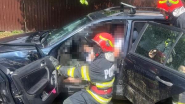 Accident cu două autoturisme în Bacău. Patru persoane, între care și un minor, au ajuns la spital