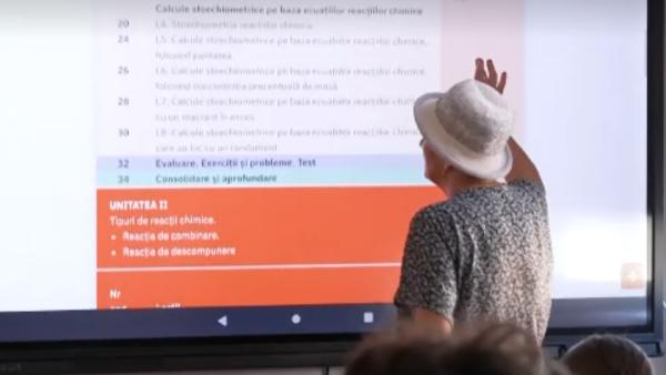 Mii de profesori români rămân la catedră, deși au trecut de 65 de ani. Cel mai vârstnic are 89 de ani