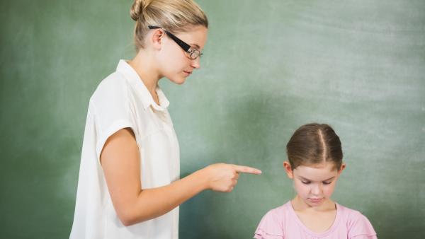Profesorul care lovește sau umilește elevii riscă dosar penal! Adelina Albu dezvăluie ce pățesc dascălii violenți la clasă / VIDEO
