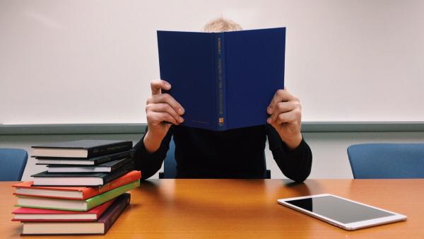 Concurs pentru elevii pasionaţi de literatură: "Copiii noştri talentaţi". Până când se pot înscrie cei mici