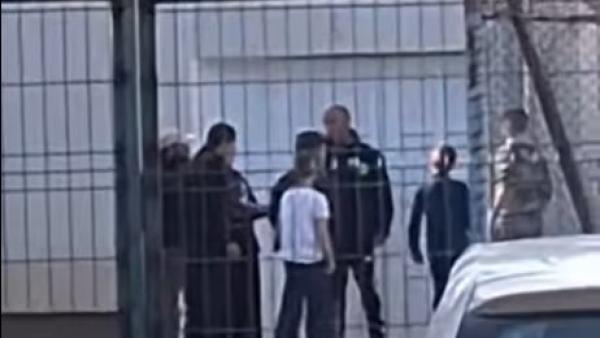 Profesor bătut în curtea școlii, la Timișoara, de un elev de clasa a V-a și familia acestuia