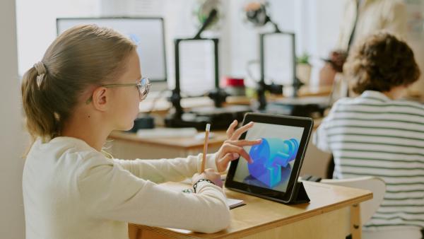 Digitalizarea în educație: ce prevede programul noului Guvern pentru școli