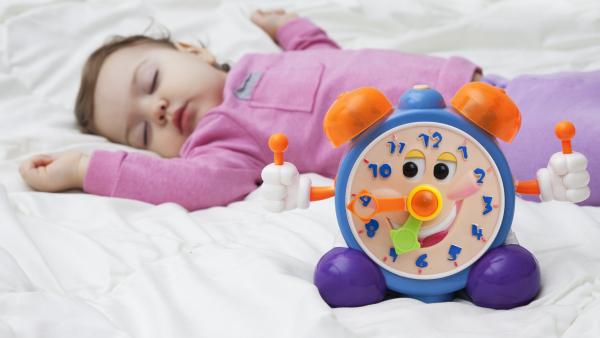 Ora de iarnă și programul bebelușului: cum adaptezi somnul și mesele 