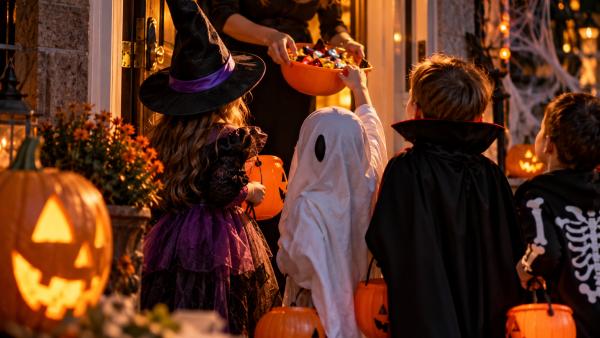 De ce merg copiii din ușă în ușă pentru dulciuri de Halloween? Povestea surprinzătoare a tradiției „Trick or Treat”