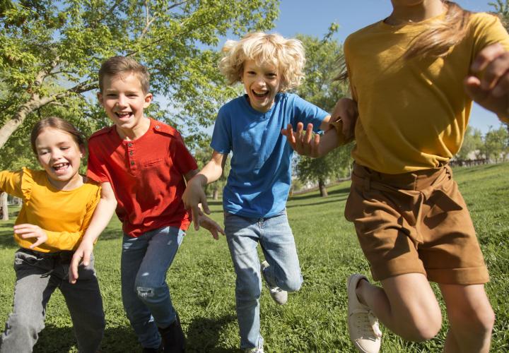 96% dintre părinți sunt de acord: Timpul petrecut afară îmbunătățește imediat starea de spirit a copiilor