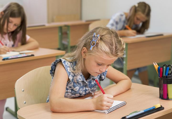 Copiii ajung nepregătiți la școală din cauza acestui tip de parenting. Specialist: „Tot mai mulți nu pot ține un creion”