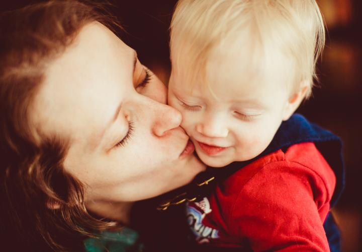 Psiholog de la Harvard: 5 semne care arată că îți supraprotejezi copilul. Ce are nevoie, de fapt, ca să devină rezilient