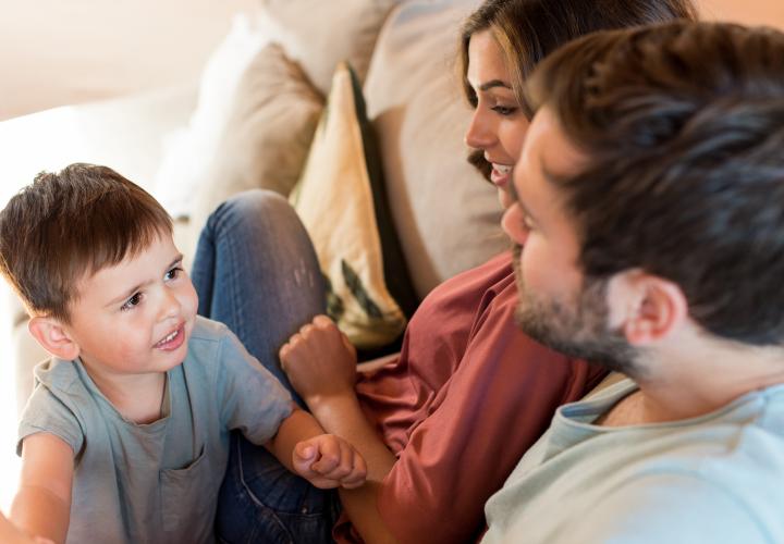 Ar trebui să-ți corectezi copilul când face greșeli de exprimare? Opinia unui logoped