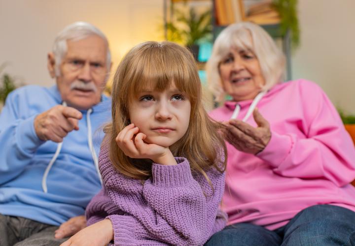 Boomerii îi judecă aspru pe Milenialii care își cresc copiii „prea blând” în aceste 11 moduri: „Ne îngrijorează!”