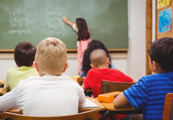 O profesoară spune cum îi recunoaște în clasă pe copiii expuși prea mult la ecrane acasă