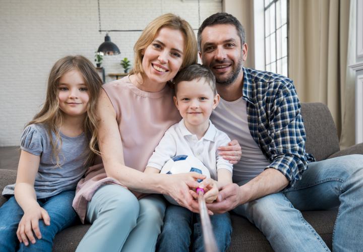 De ce sunt regulile importante în educația copiilor. „Bunica la ora 18 ne închidea bucătăria. Nimeni nu mai mânca după ora aia”