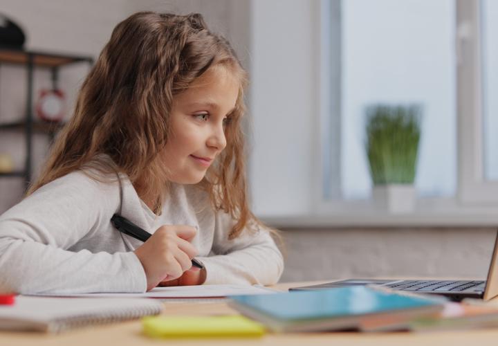 Elevii care învață să folosească inteligența artificială și evită această greșeală vor deveni adulți inteligenți, spune un expert